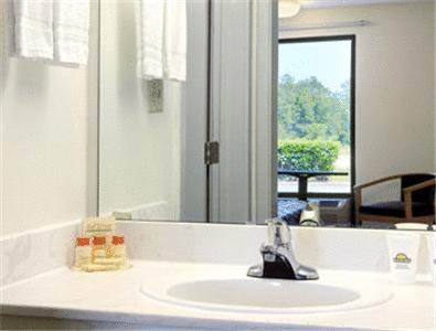 Howard Johnson By Wyndham Valdosta Room photo