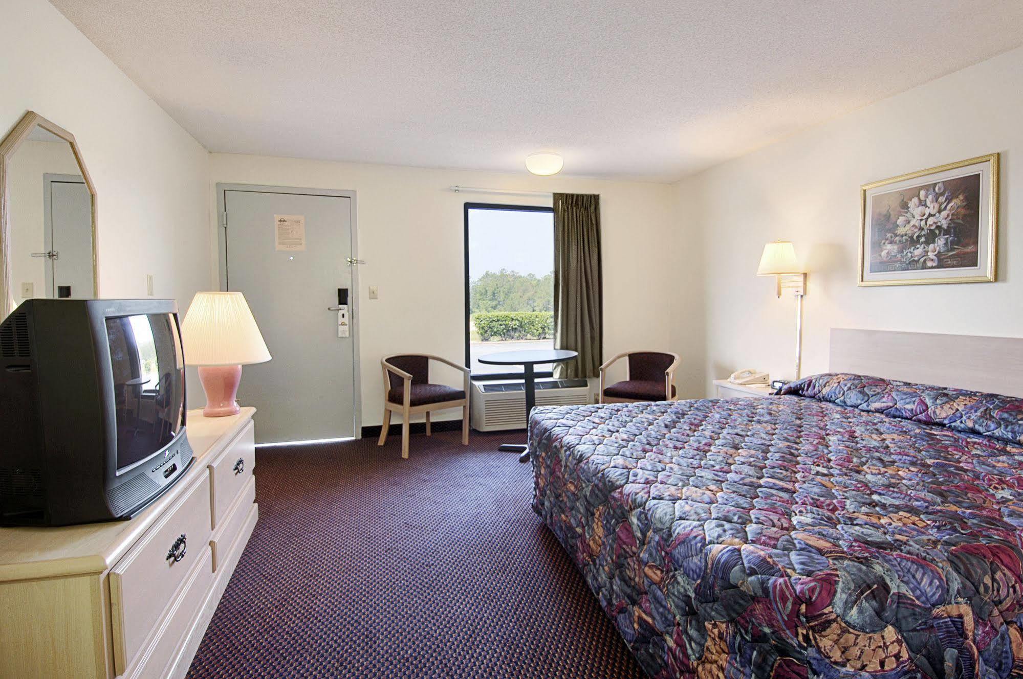 Howard Johnson By Wyndham Valdosta Room photo