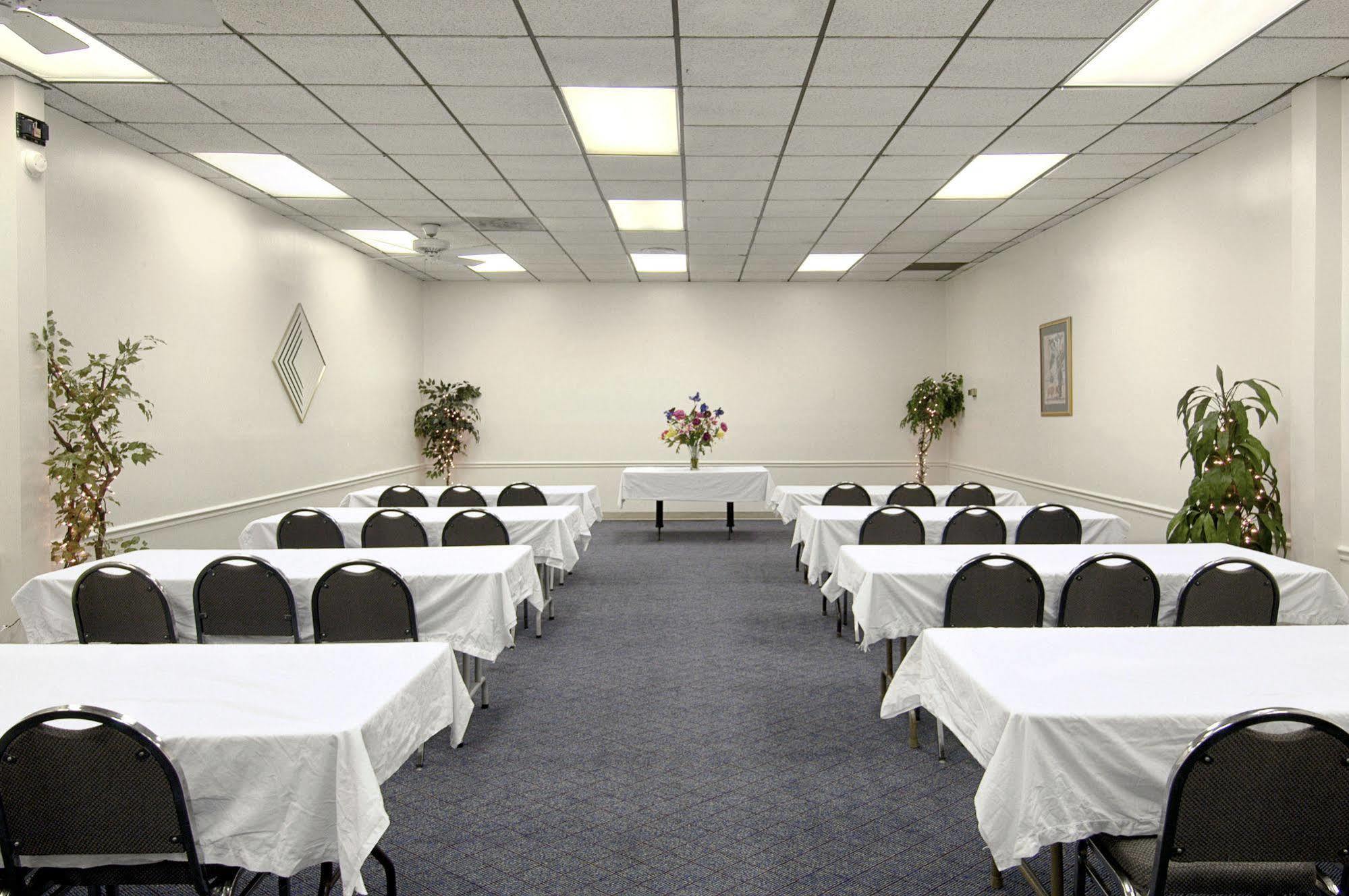 Howard Johnson By Wyndham Valdosta Exterior photo