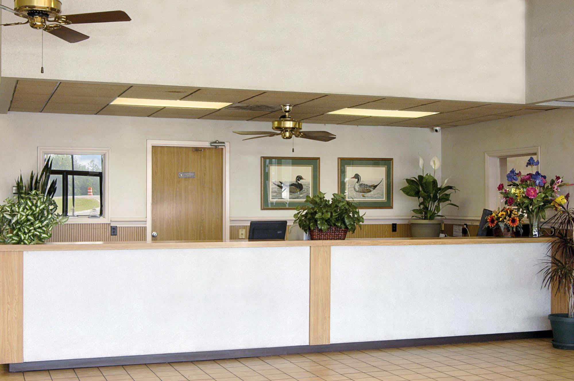 Howard Johnson By Wyndham Valdosta Interior photo