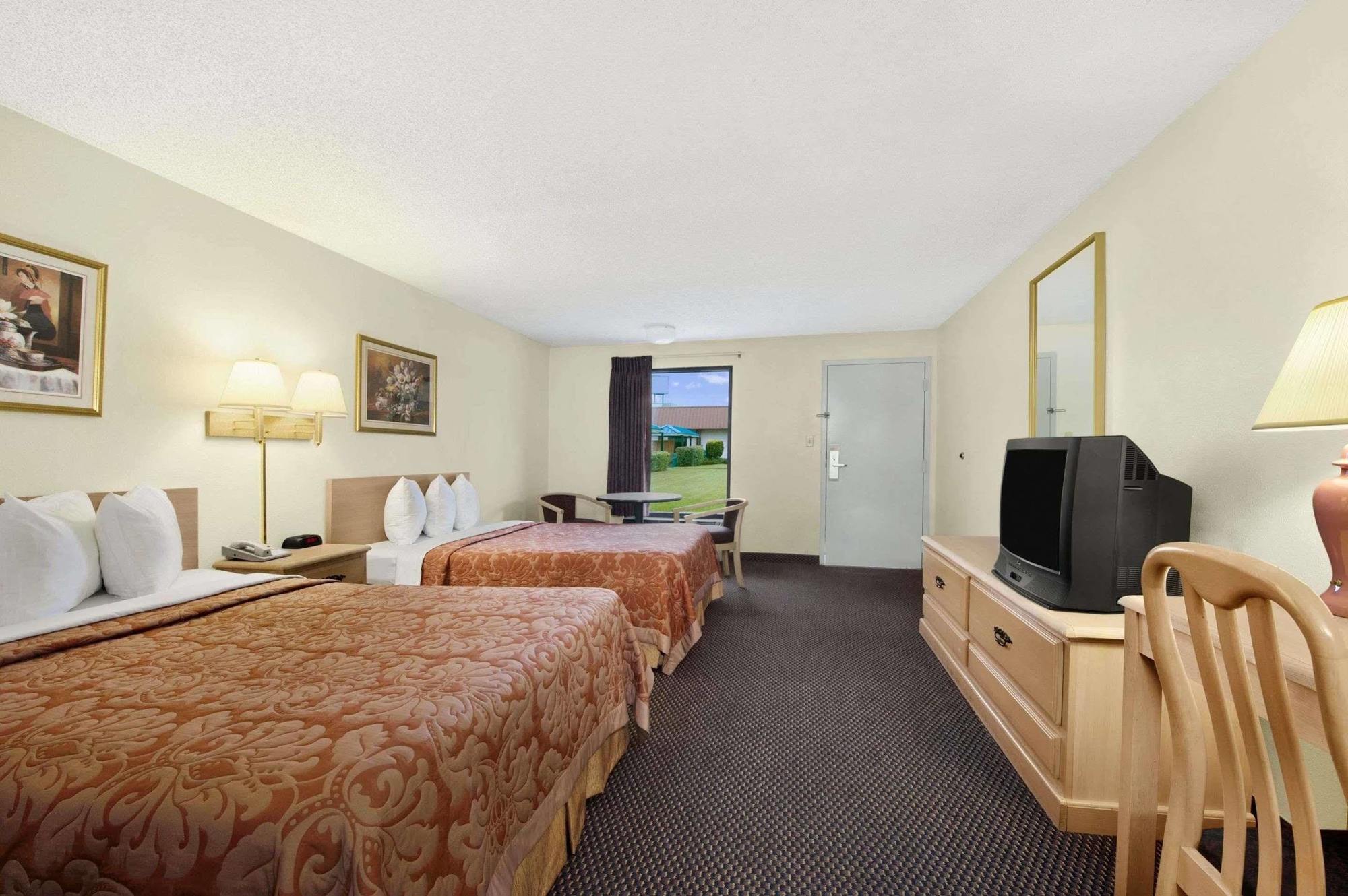 Howard Johnson By Wyndham Valdosta Exterior photo