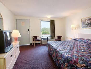 Howard Johnson By Wyndham Valdosta Exterior photo