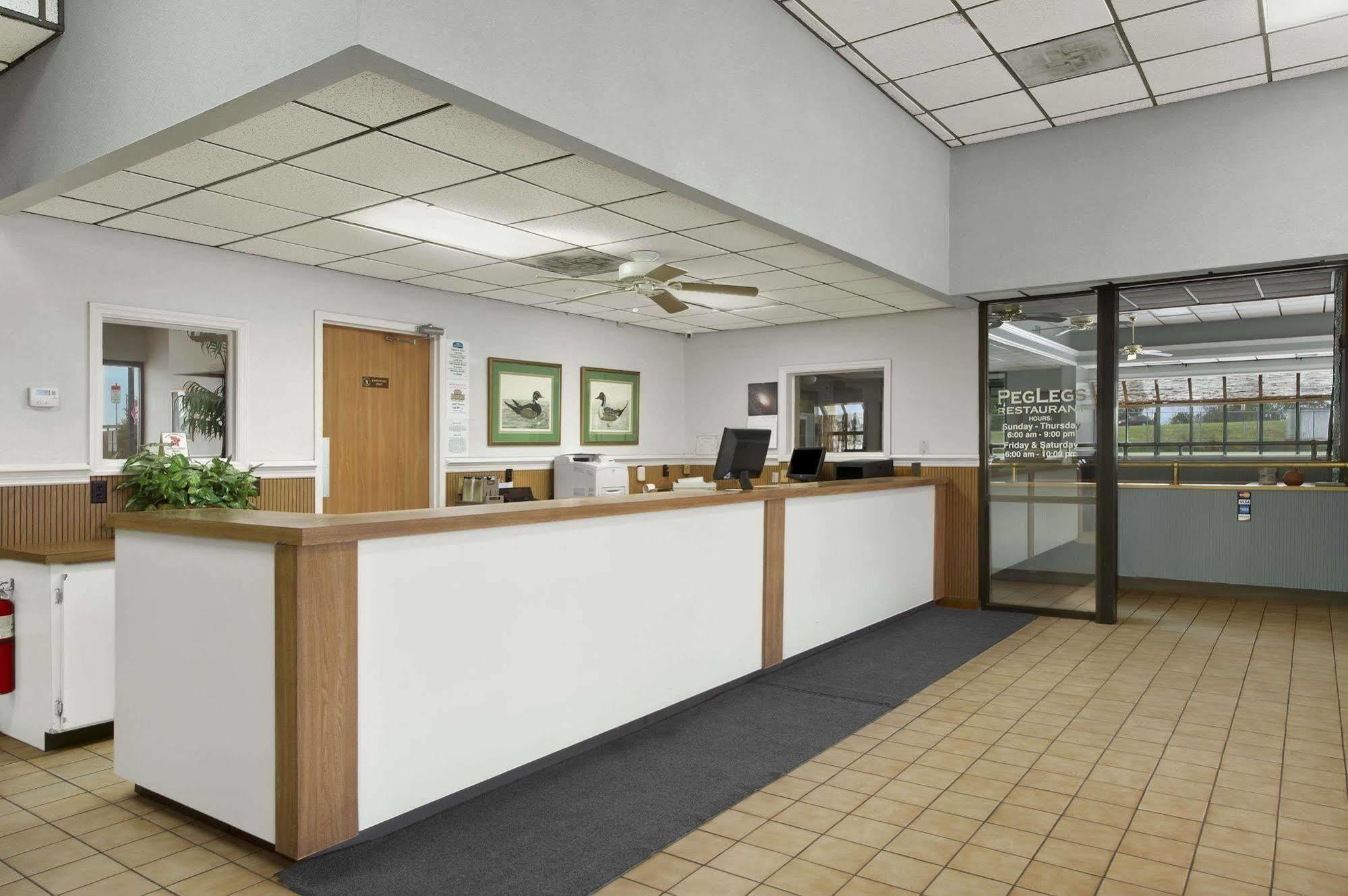Howard Johnson By Wyndham Valdosta Exterior photo